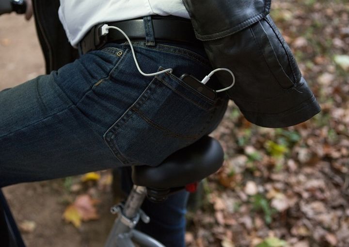 Men's belt can charge the new smartphone technology