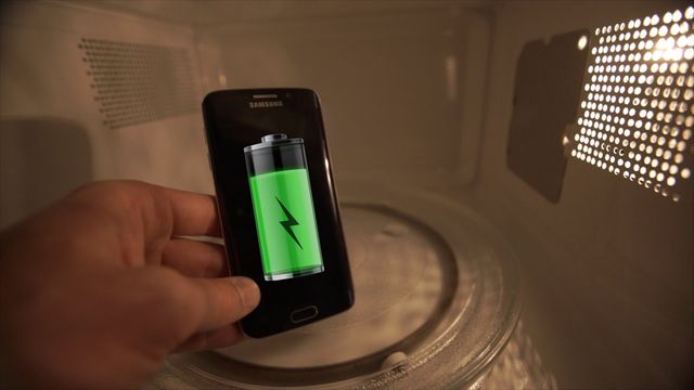 American charge Samsung Galaxy S6 in the microwave