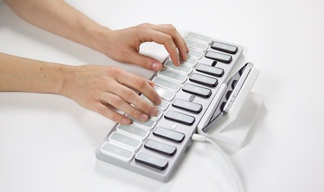 Opho offers similar to Guitar Hero training tool for the keyboard