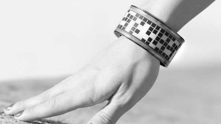 Eyecatcher - Smart Bracelet With Screen-Based Electronic Paper