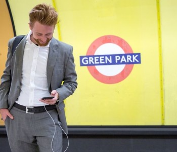 Men’s belt can charge the new smartphone technology
